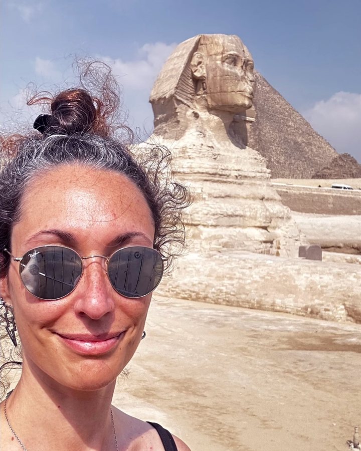 Natalia López frente a la Esfinge de Guiza