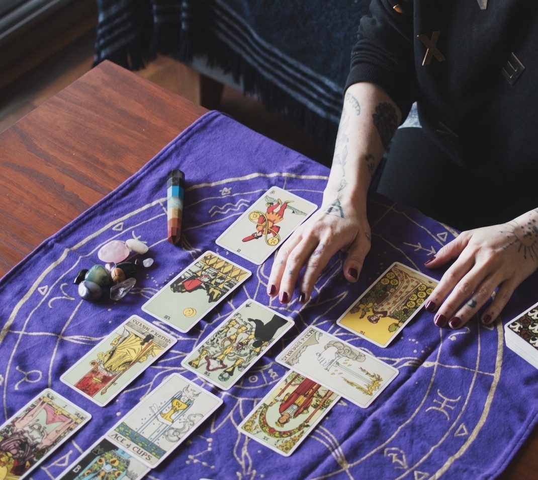 Tirada de tarot sobre un paño lila